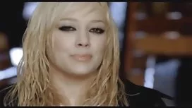 Prostituta tatuada dá footjob antes anal