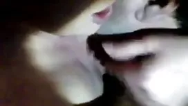 Loira sexy com grandes mamas dá handjob incrível