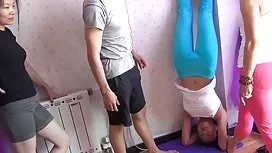 Petite enfermeira japonesa, montando seu paciente