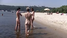 Menina britânica Curvy no amor com grande galo