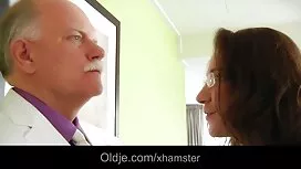 Sluts brincando com caras dormindo