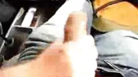 Cara com tesão, esticando o rabo apertado