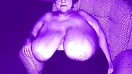 BBW Girl Mazzeratie Monica enconada no sofá
