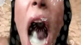 Namorada quente, assistindo-se na sala de espelho enquanto desossada