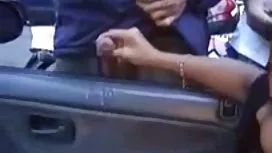 Loira gostosa em uniforme de enfermeira dá handjob