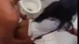 filas de companheiros de quarto jogar na frente do espelho