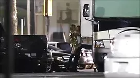Os incríveis pés de Apolonia brincam com o pau