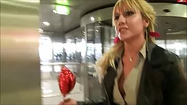 lésbica triste confortada com beijos apaixonados