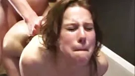 Loira puta bailey empurrando sua garganta para limites
