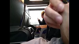 Dedilhado e vibrando minha boceta no sofá