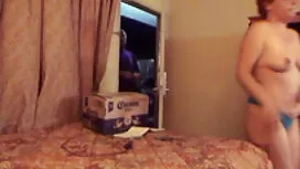Assistindo lésbicas tomar banho através do olho mágico