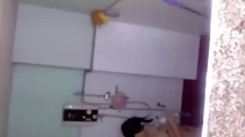 Kira Noir brinca com seu bichano de ébano
