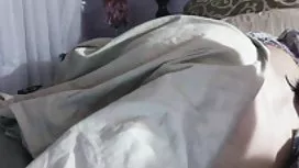Adolescente loira minúscula fica pau duro