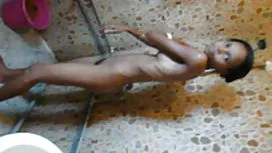 Cadela magrinha tem ela arrebatar empalado por um grande galo