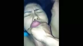 Babe joga com o vibrador como um pau real