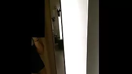 Bebês lésbicas jovens brincando e se masturbam juntos
