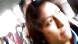 Puta loira amador suga dicks através de gloryhole