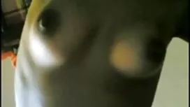 Pegando a meia-irmã se masturbando leva ao sexo lésbico