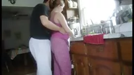Latina babe agradando seu homem com grande blowjob