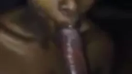 Pequena lésbica seduz mais alto gostosa fora