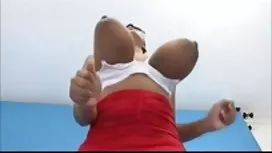 Loira puta fica cum em seus pés
