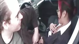 Marido assistindo e ajudando sua esposa leva preto