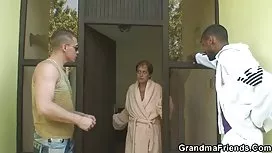 Grande cu branca puta inter-racial sexo a três