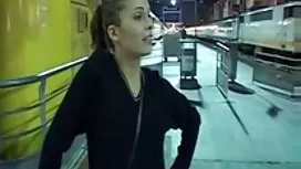 Dois amigos loiros compartilham boa foda