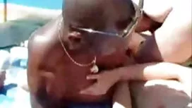 Doce jovem adolescente fodido à beira da piscina