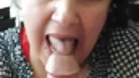 Esguichando Latina Masturbates Em Público Antes Anal