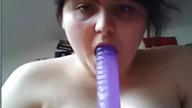 Garota solo com corpo bonito brinca com vibrador
